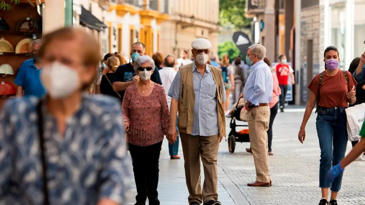 Imagen de viandantes con mascarillas por la calle Tetu&aacute;n de Sevilla. EFE/Ra&uacute;l Caro/Archivo
