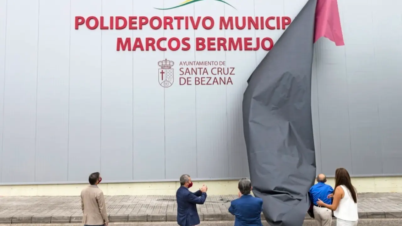 Bezana homenajea al deportista Marcos Bermejo Garc&iacute;a y pone su nombre el pabell&oacute;n polideportivo municipal. / Ra&uacute;l lucio