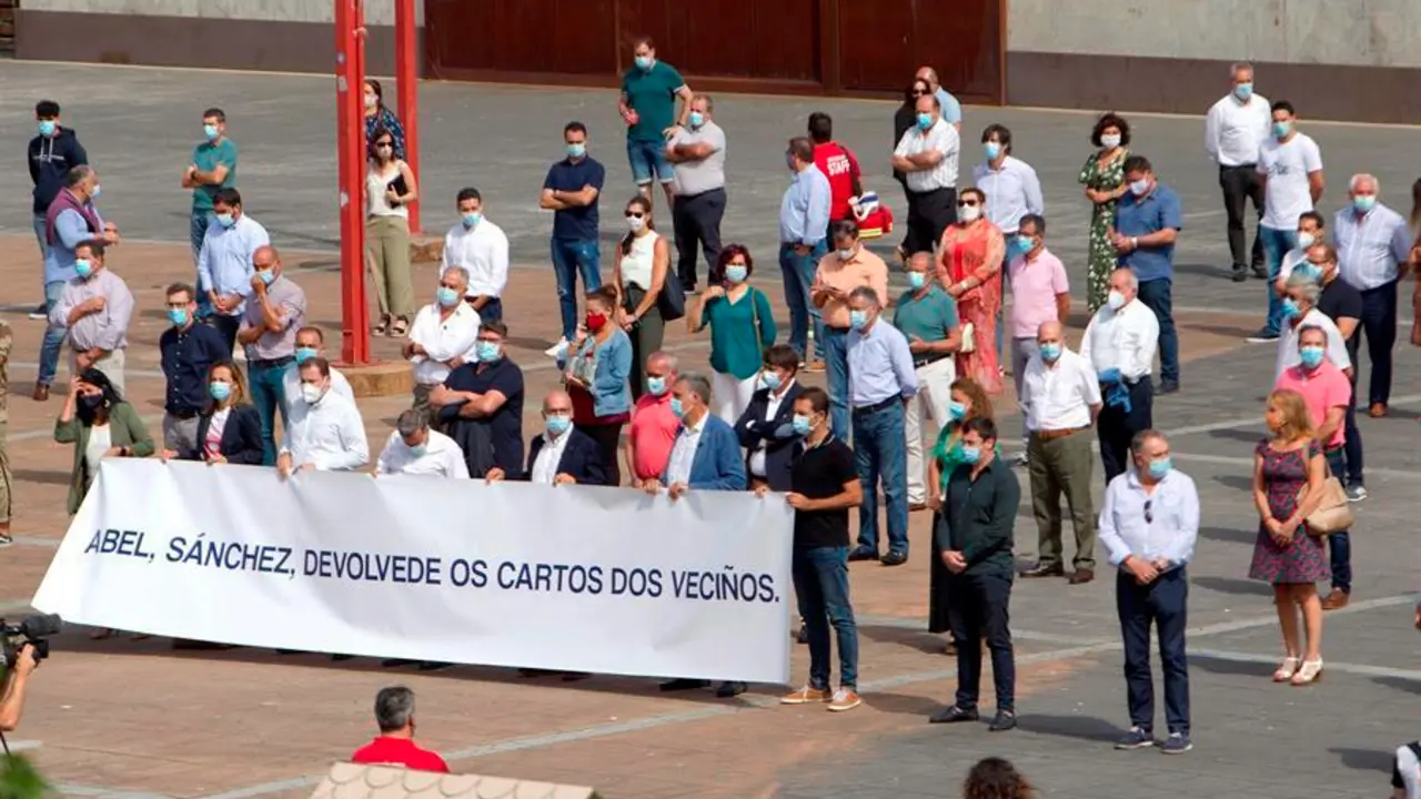 Alcaldes y portavoces del PP se concentran en contra de la decisi&oacute;n del Gobierno de incautar los fondos de los ayuntamientos con la ""connivencia"" del presidente de la Femp y regidor de Vigo, Abel Caballero.EFE/Salvador Sas/Archivo