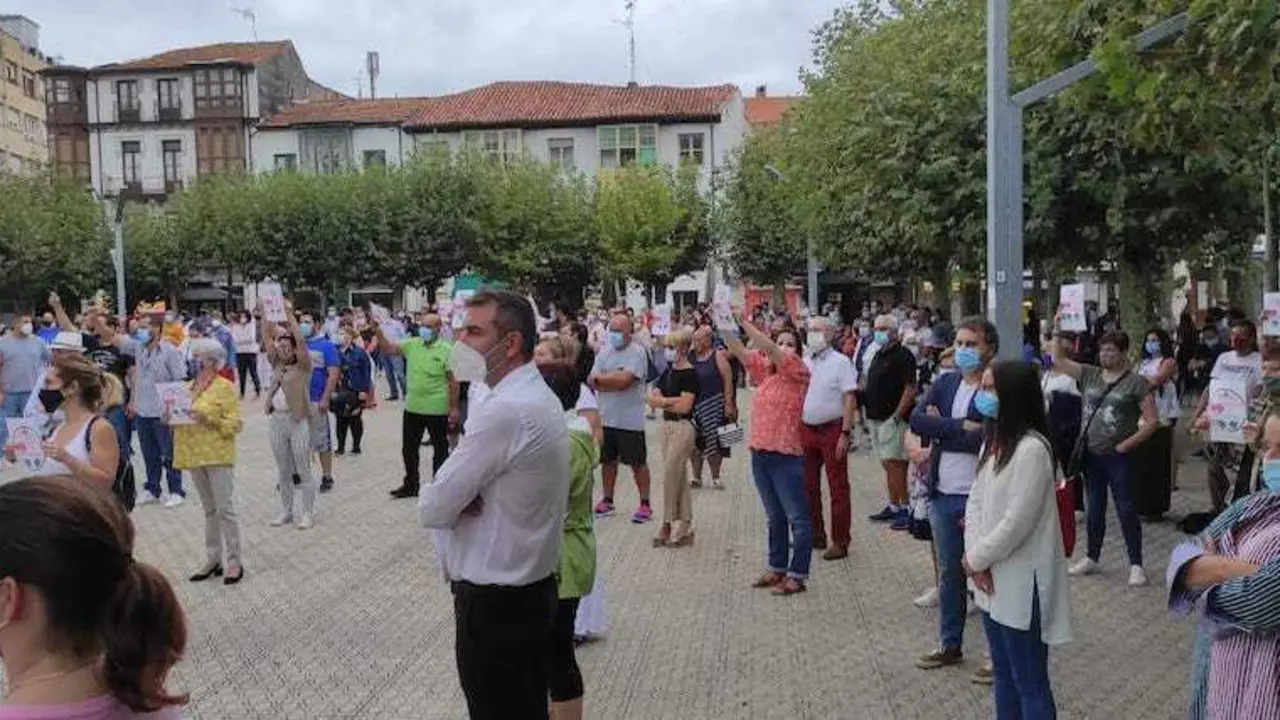 Santo&ntilde;a se concentra en la Plaza de San Antonio contra el inicio del curso escolar. / ALERTA