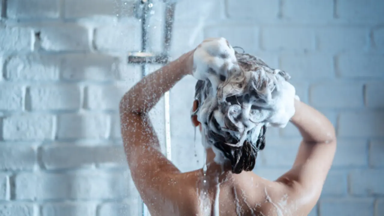 mujer-ducha_46139-1633