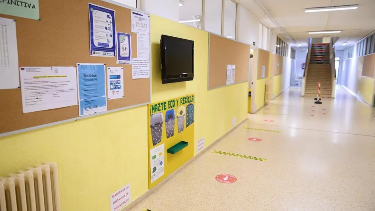 Vista este s&aacute;bado de algunas de las medidas de seguridad que ha implantado el colegio Mar&iacute;a Sanz de Satuola de Santander para la vuelta a las clases el pr&oacute;ximo d&iacute;a 7 de septiembre. EFE/Pedro Puente Hoyos