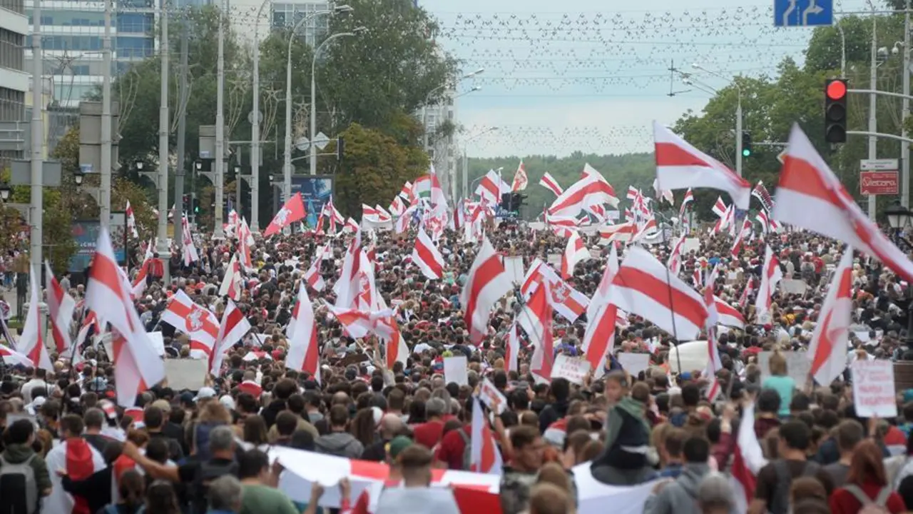 El pueblo de Bielorrusia asiste a una manifestaci&oacute;n de protesta contra los resultados de las elecciones presidenciales, Minsk, Bielorrusia, 6 de septiembre de 2020.EFE/EPA/STRINGER