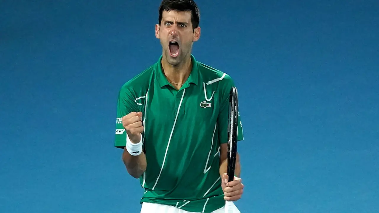Novak Djokovic de Serbia hace un gesto durante la final de individuales masculinos contra Dominic Thiem de Austria el d&iacute;a 14 del torneo de tenis del Abierto de Australia en Rod Laver Arena en Melbourne, el domingo 2 de febrero de 2020.