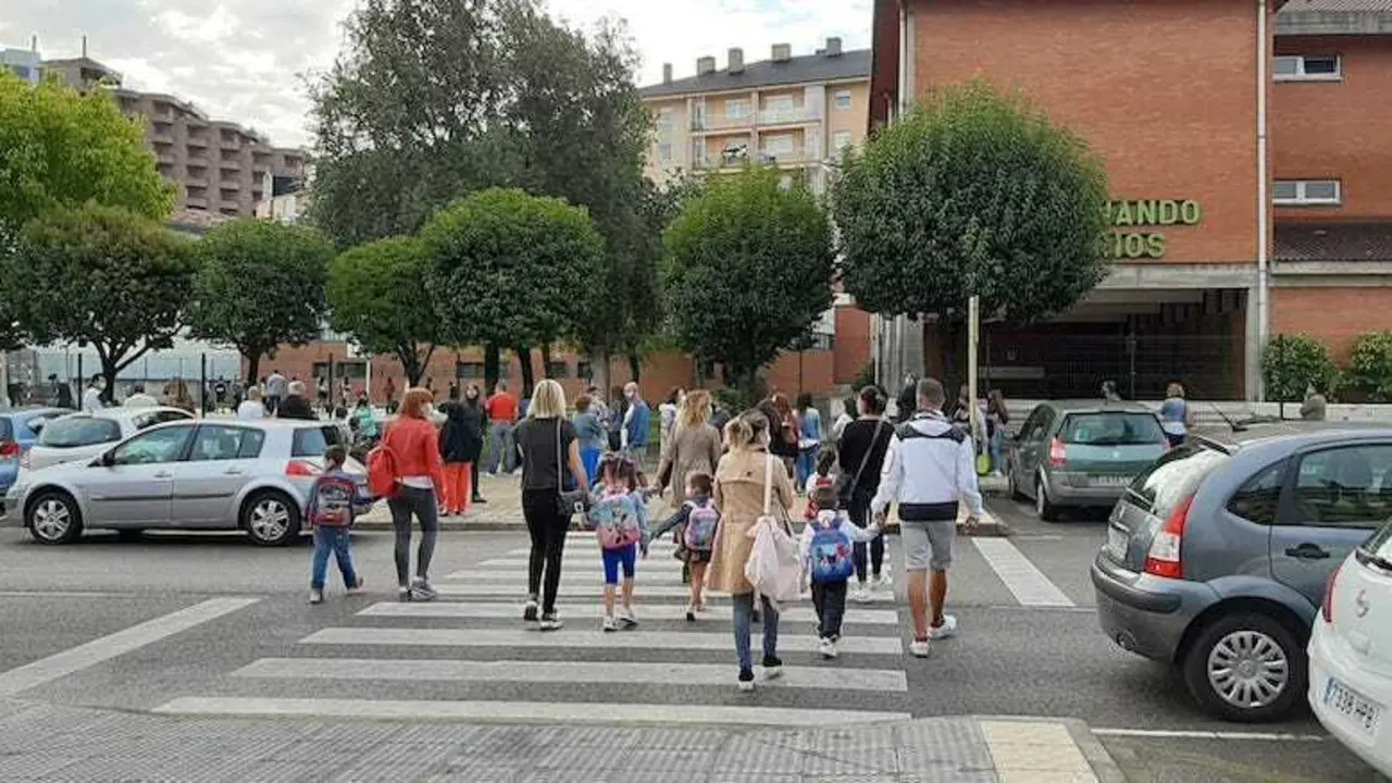 Los padres y madres llevan al 'cole' a sus hijos al CEIP Fernando de los R&iacute;os en Torrelavega. / S.D.