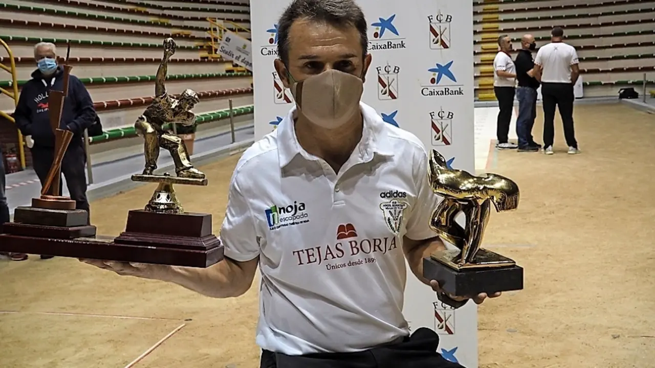 &Oacute;scar Gonz&aacute;lez, con los trofeos que le acreditan como vencedor del Trofeo de Maestros y del Circuito de Puntos &lsquo;Bolista de Bronce&rsquo;. / Juan