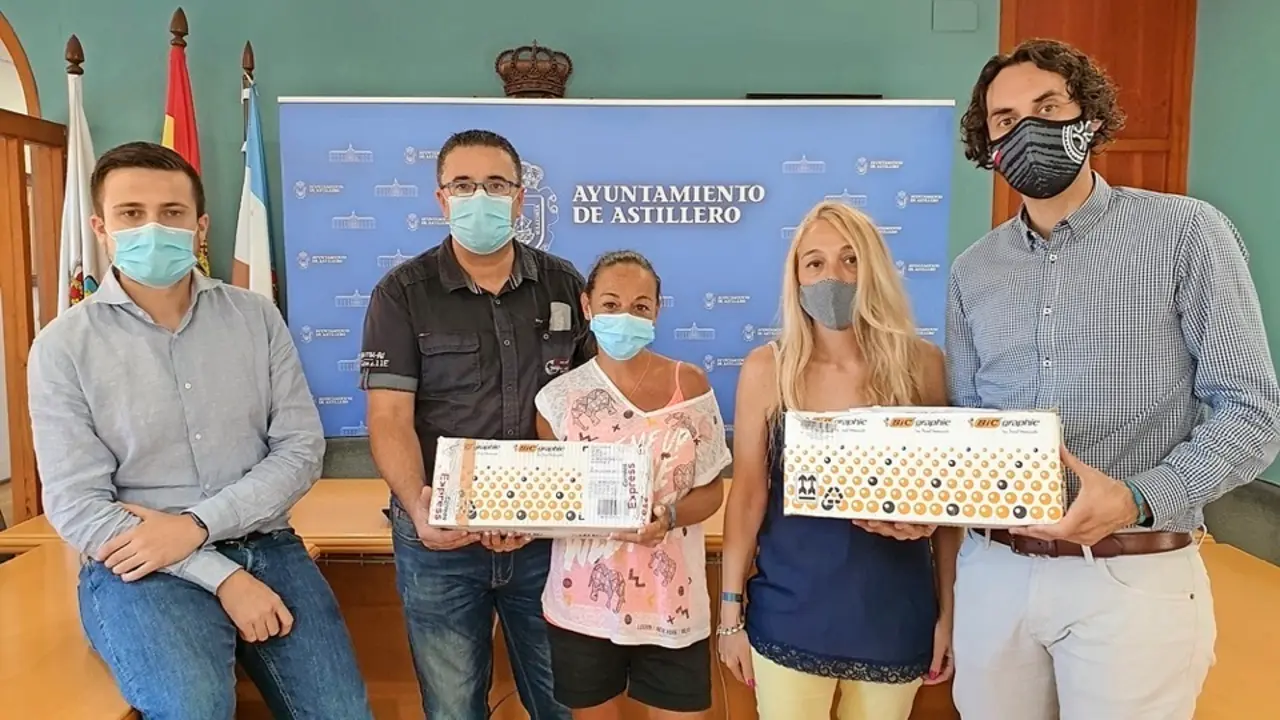 Miembros de la asociaci&oacute;n y del equipo de gobierno con parte de los lotes donados. / alerta