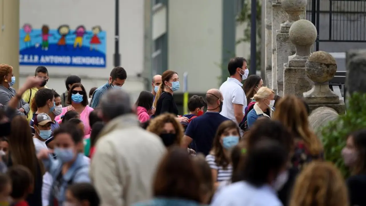 Padres y alumnos a la entrada del Colegio Cumbres, este lunes en Santander. Los alumnos de Infantil y Primaria vuelven a las aulas de Cantabria en un inicio de curso escolar marcado por el repunte de casos de coronavirus y las medidas sanitarias para minimizar los contagios en los centros educativos. EFE/Pedro Puente Hoyos