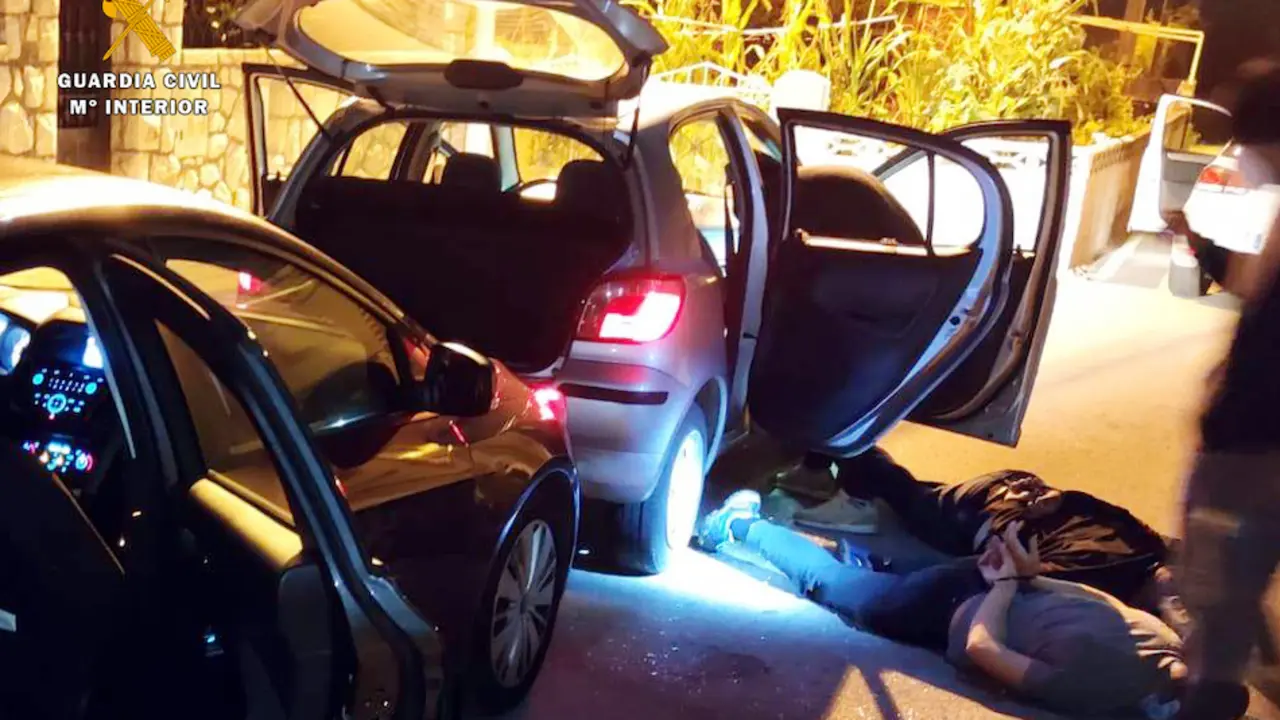 Momento de la detenci&oacute;n de los presuntos ladrones. / OPC