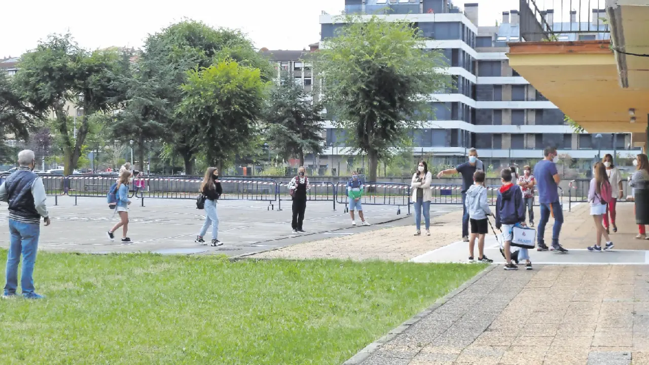 Alumnos que han acudido a clase en un colegio de Santo&ntilde;a. / Ramos