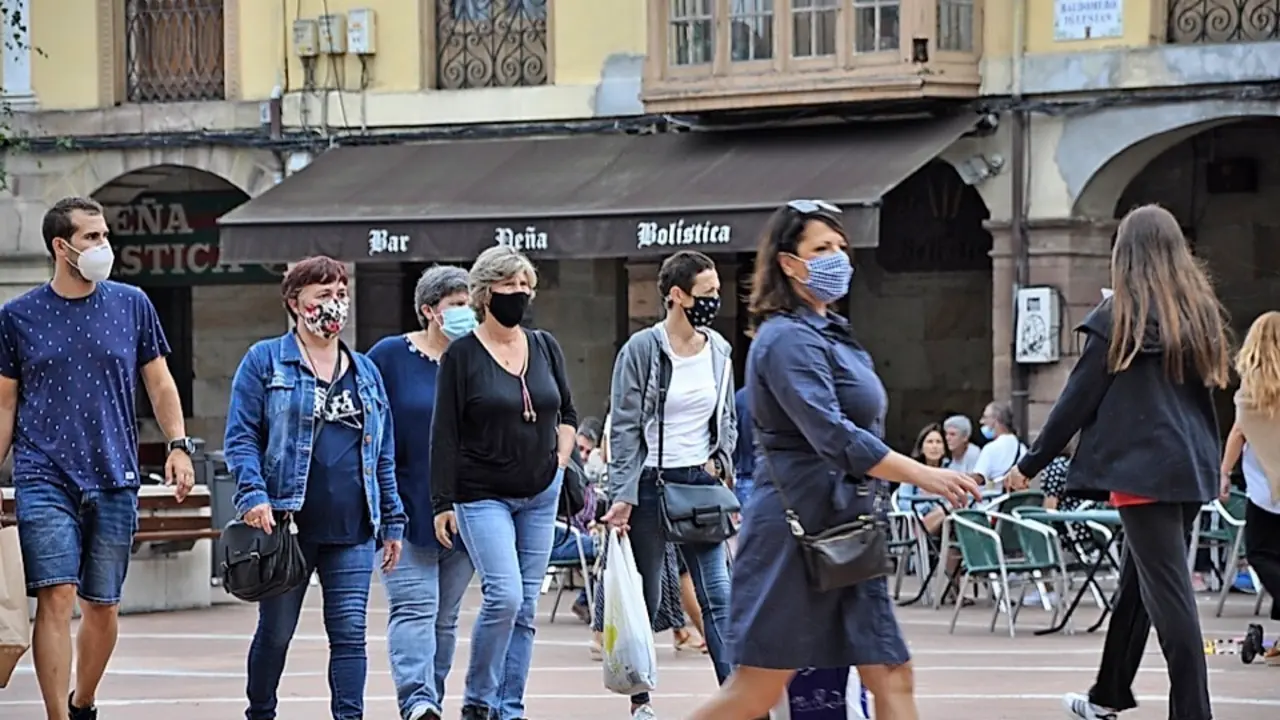 Ciudadanos paseando por Torrelavega. / alerta