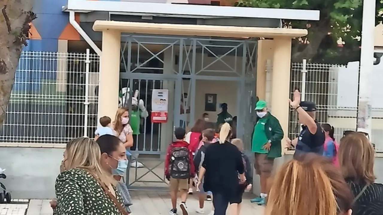 Primer d&iacute;a de colegio en el CEIP Palacio de Noja. / alerta
