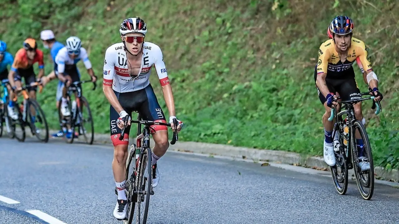 El ciclista esloveno Tadej Pogacar (C) del UAE-Team Emirates, seguido por el esloveno Primoz Roglic (R) del Team Jumbo-Visma, en acci&oacute;n durante la octava etapa del Tour de Francia. EFE