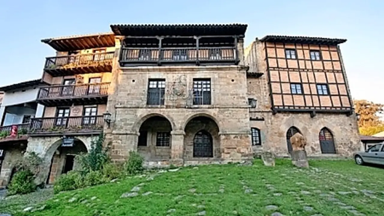 Ambas construcciones son dos ejemplos arquitect&oacute;nicos de la Santillana del Mar m&aacute;s antigua. / ALERTA