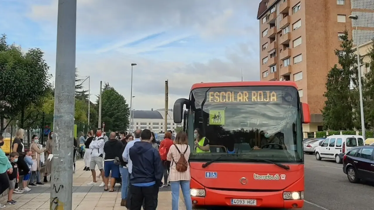 Autob&uacute;s de la l&iacute;nea escolar en la parada junto al Colegio Fernandez de los R&iacute;os en Torrelavega. / S.D.