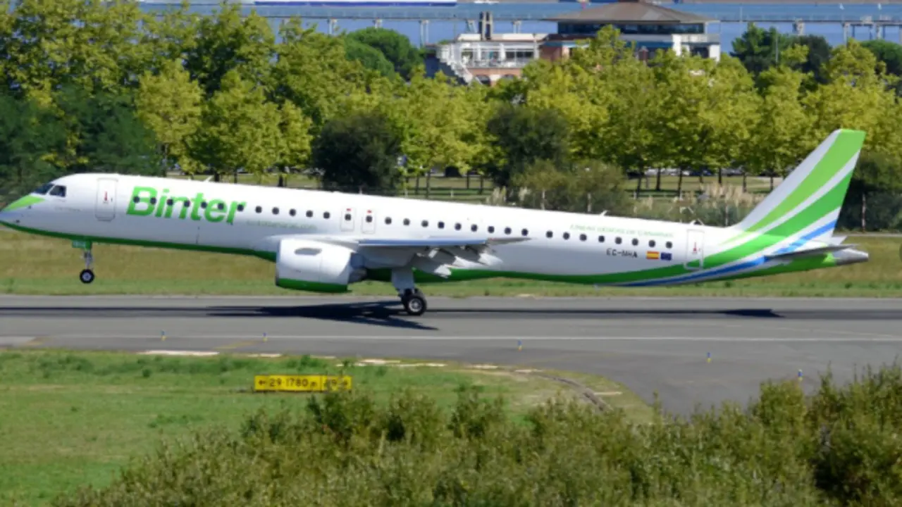 Avi&oacute;n de la compa&ntilde;&iacute;a Binter en el aeropuerto de Santander - BINTER - Archivo