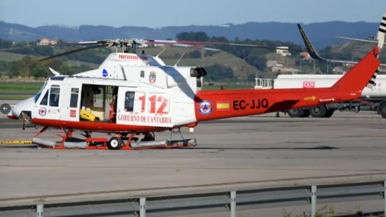 El helic&oacute;ptero del Gobierno de Cantabria en el aeropuerto Sebe Ballesteros. / archivo