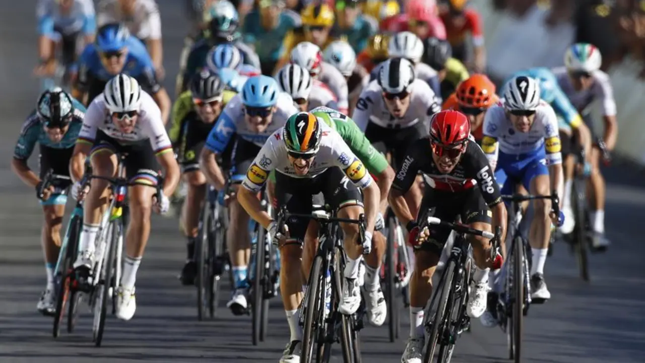 El ciclista irland&eacute;s Sam Bennett (c), del equipo Deceuninck Quick-Step, se proclama campe&oacute;n de la d&eacute;cima etapa del Tour de Francia, de 168,5 km entre Le Chateau-d'Oleron y Saint-Martin-de-Re, este martes. EFE / Sebastien Nogier / Piscina