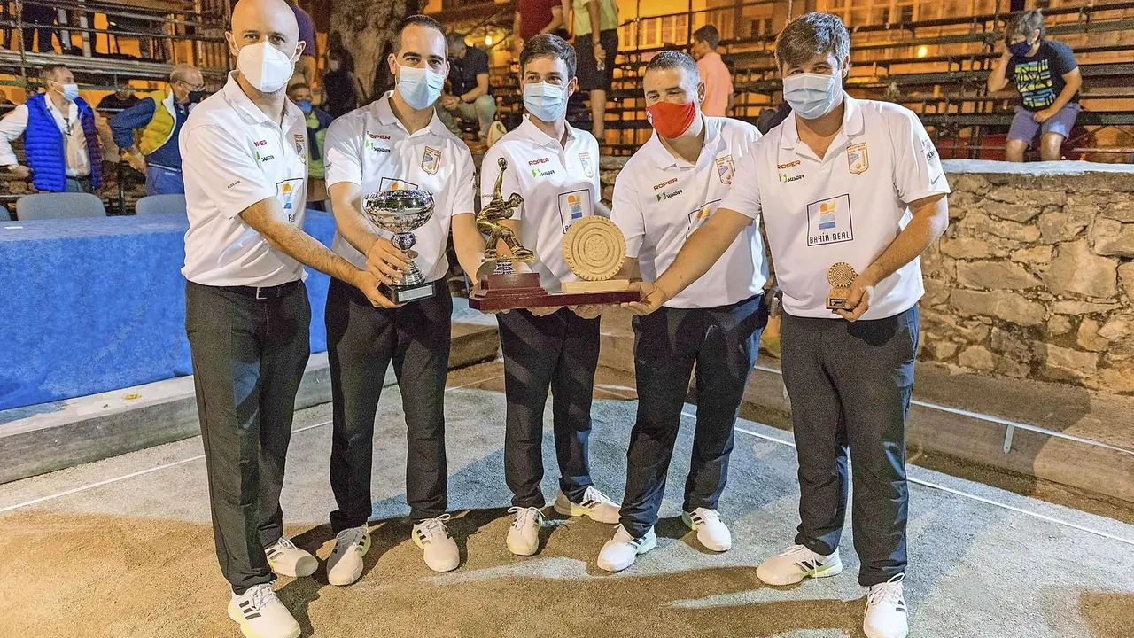 Los campeones de la Pe&ntilde;a El Pendo Bah&iacute;a Real: Rub&eacute;n Rodr&iacute;guez, Gabriel Cagigas, Manuel Dom&iacute;nguez, Jaime Garc&iacute;a y David Gandarillas. / sergio Iturbe