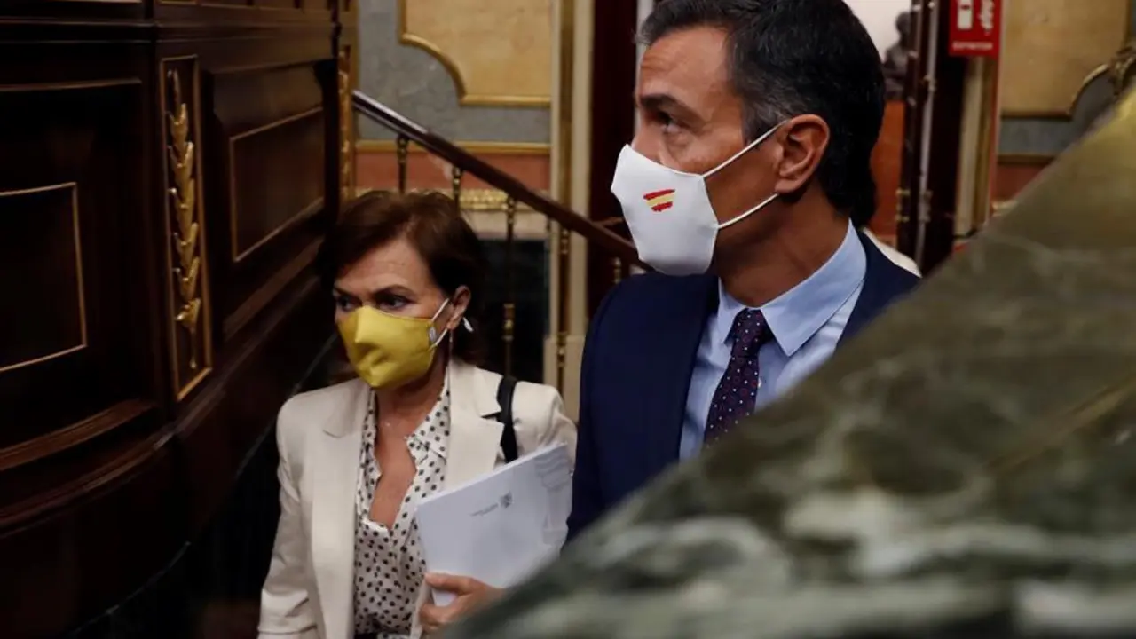 El presidente del Gobierno, Pedro S&aacute;nchez (d) y la vicepresidenta primera, Carmen Calvo (i) a su llegada a la sesi&oacute;n de control al Gobierno en el Congreso este mi&eacute;rcoles en donde se reclamar&aacute; una vez m&aacute;s a la oposici&oacute;n unidad para abordar la crisis de la pandemia, en medio de las &uacute;ltimas pol&eacute;micas pol&iacute;ticas centradas en la renovaci&oacute;n del Poder Judicial y las revelaciones del caso del espionaje al extesorero del PP Luis B&aacute;rcenas. EFE/J.J. Guill&eacute;n