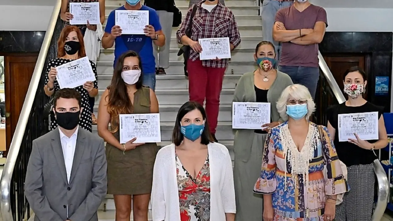 Asistentes al acto de entrega de los diplomas, presidido por Gema Igual. / alerta