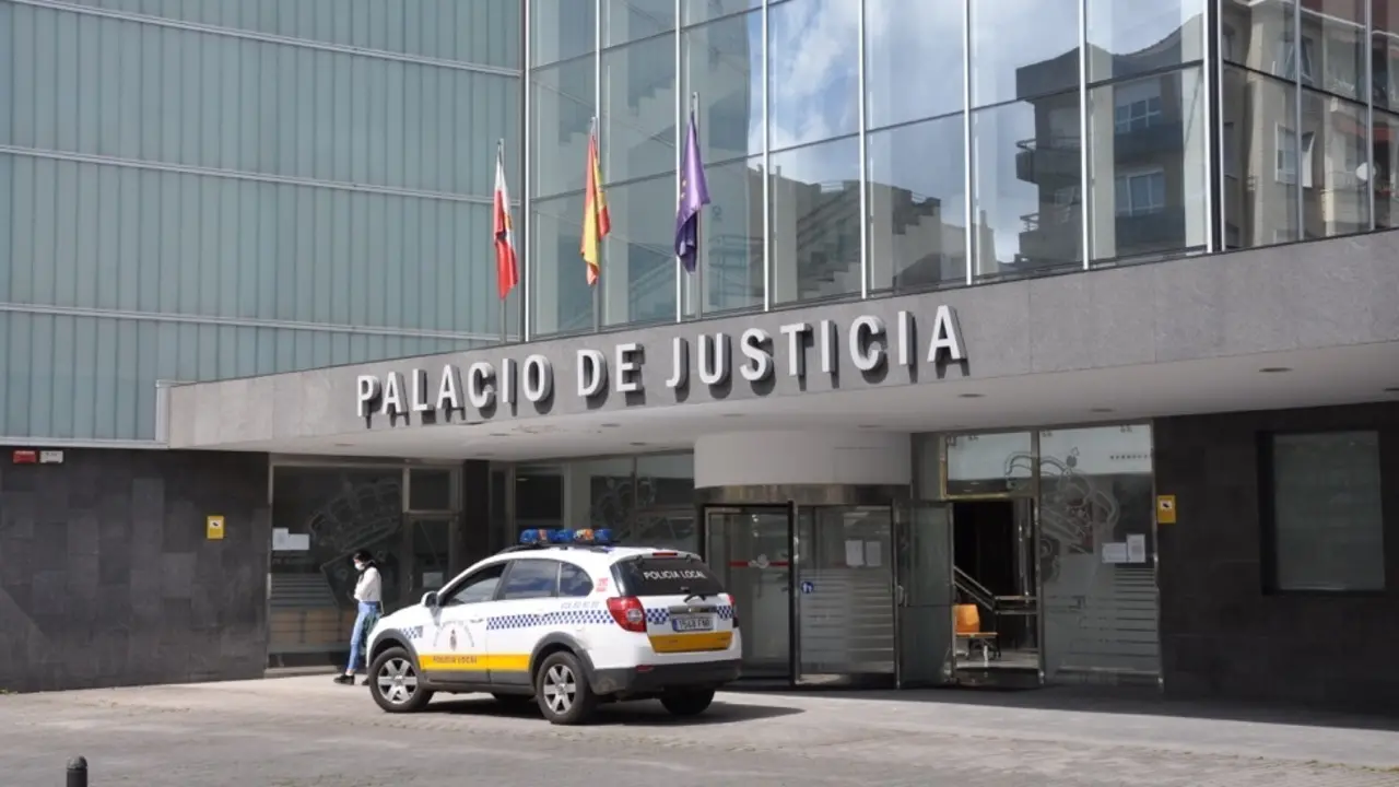 Una patrulla frente a los Juzgados de Torrelavega. / S.D.