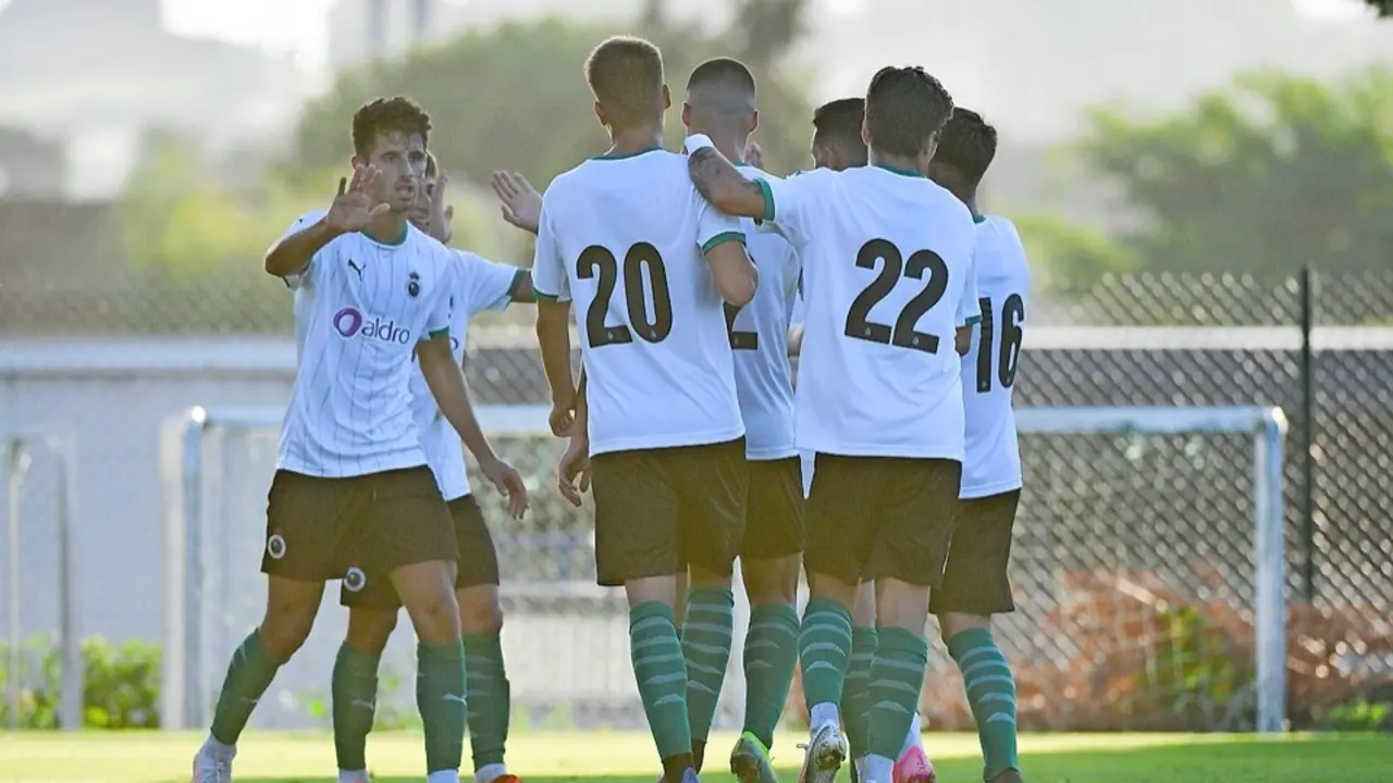 Los jugadores del Racing celebran uno de los dos goles anotados en la tarde de ayer. / Hardy