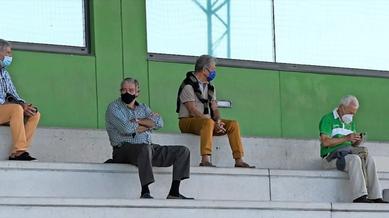 Los veteranos aficionados verdiblancos se sentaron manteniendo la distancia de seguridad. / hardy