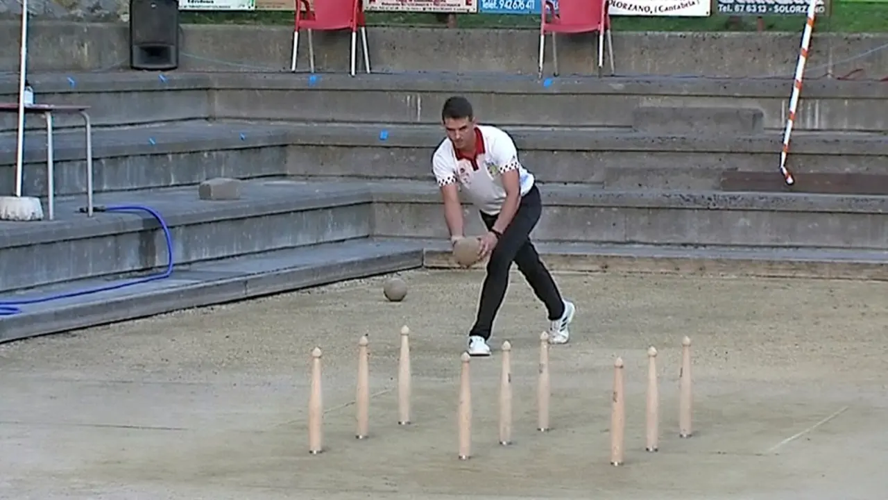 Pablo Lav&iacute;n, birlando ayer en la final de Sol&oacute;rzano. / ONDA OCCIDENTAL