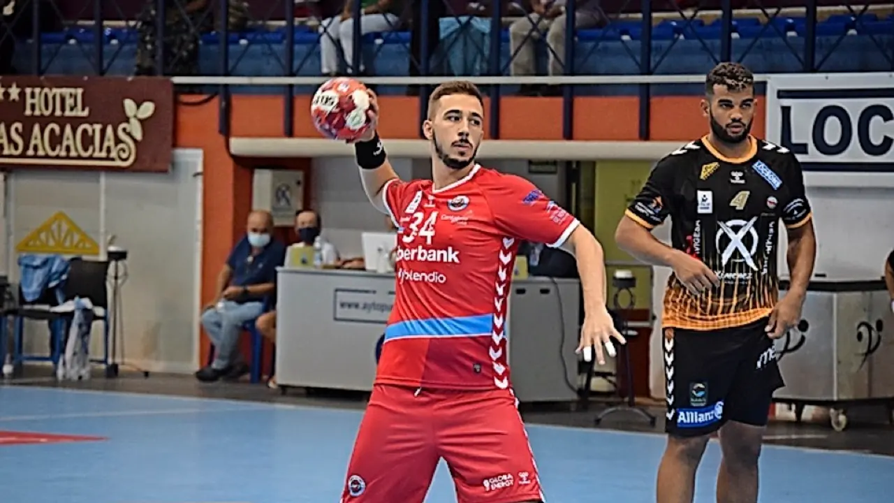 Un jugador del Sinf&iacute;n se dispone a lanzar un penalti. / alerta