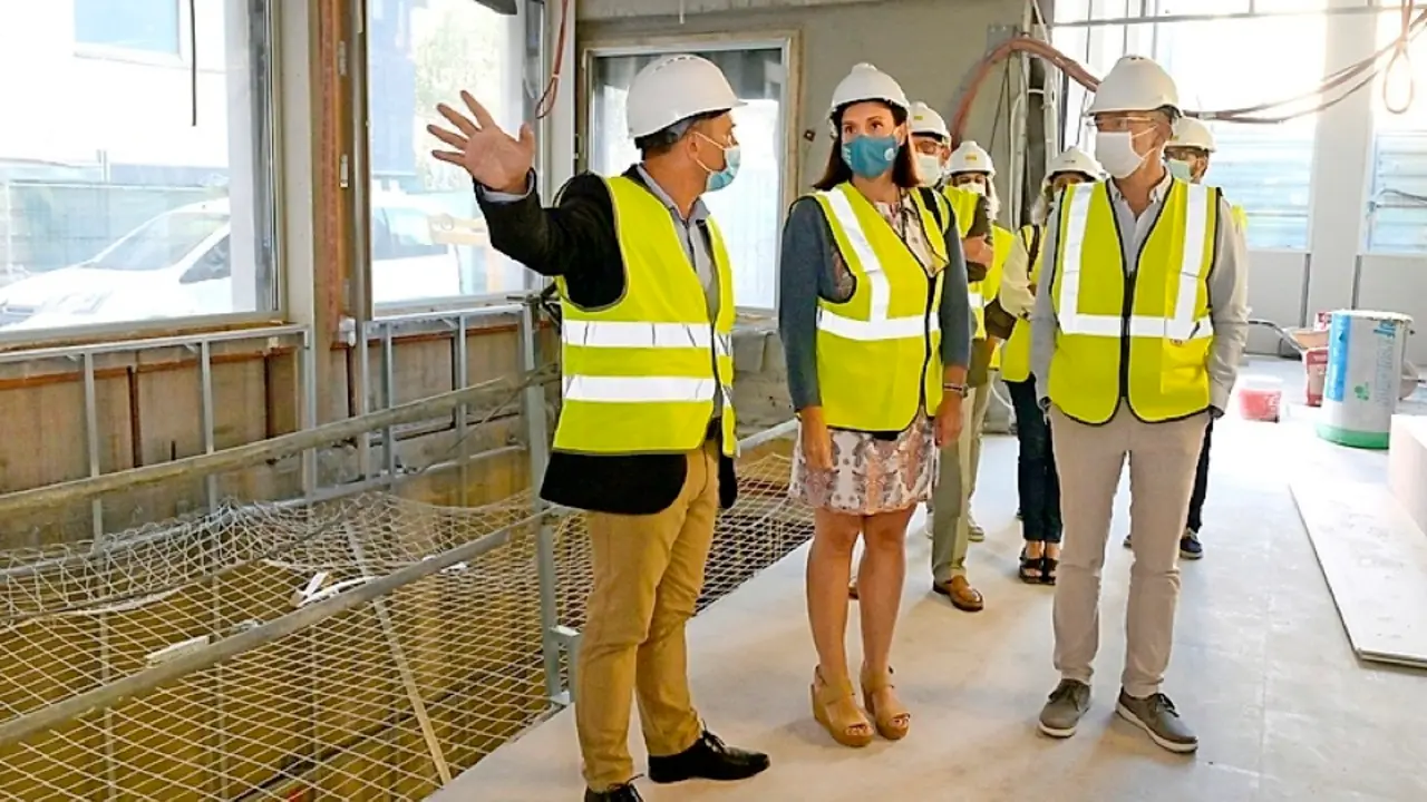 Gema Igual y C&eacute;sar D&iacute;az visitando las obras. / ALERTA