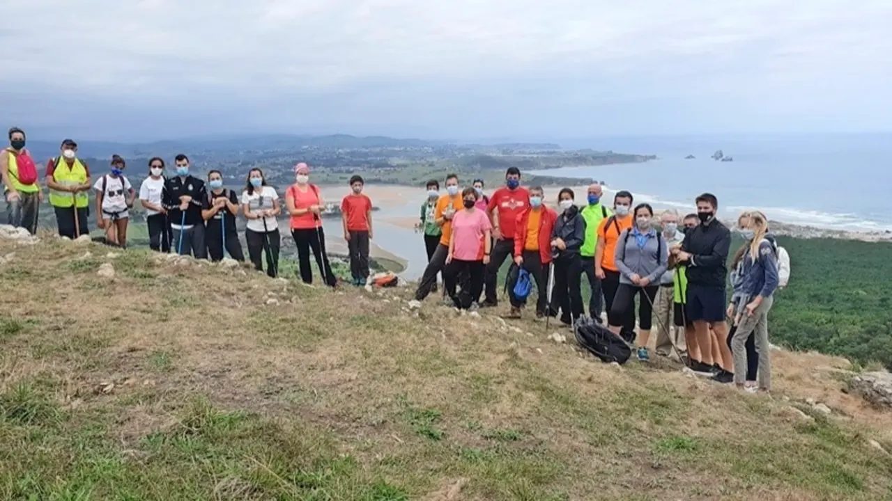 Durante el recorrido los participantes han podido disfrutar de una vista &uacute;nica del Parque Natural de las Dunas de Liencres y conocer la fauna que habita en el entorno de La Picota. / ALERTA