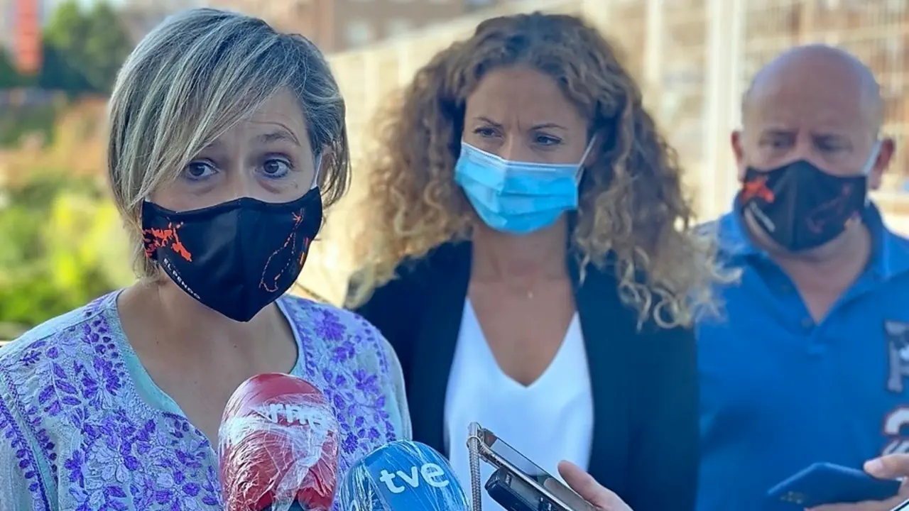 La delegada del Gobierno en Cantabria, Ainoa Qui&ntilde;ones, ha visitado junto a la regidora la zona de las v&iacute;as de Renfe a su paso por el casco urbano de Malia&ntilde;o-Muriedas. / alerta