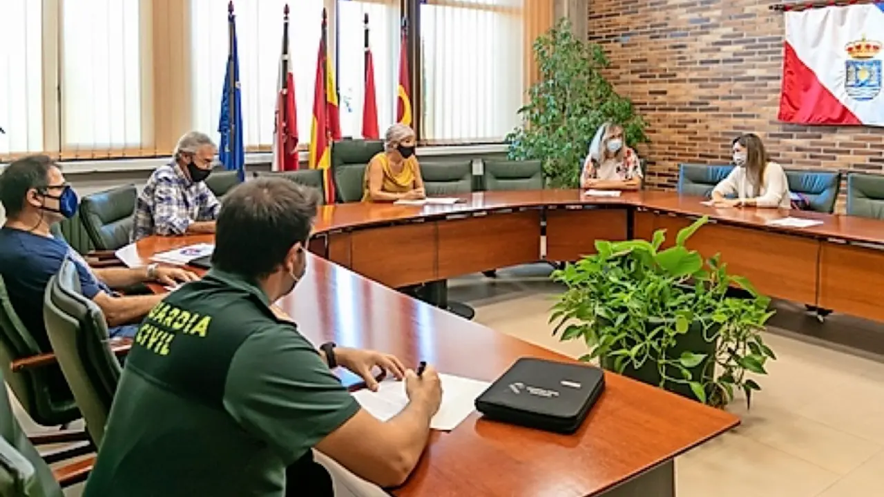 La reuni&oacute;n mantenida ayer, presidida por la alcaldesa Rosa D&iacute;az, los concejales de Hacienda y Protecci&oacute;n Civil, Avelino Rodr&iacute;guez y Pedro Roca, el sargento primero comandante de la Guardia Civil, Mariano Miguel; as&iacute; como la coordinadora y la fisioterapeuta del centro de salud, Elvira Mart&iacute;nez y Carmen Secades. / ALERTA