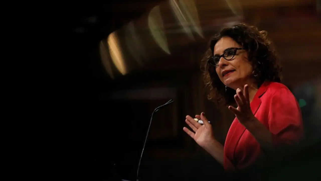 La ministra de Hacienda y portavoz del Gobierno, Mar&iacute;a Jes&uacute;s Montero, durante su intervenci&oacute;n en el pleno del Congreso celebrado este jueves. El Gobierno apura las negociaciones para intentar salvar en la votaci&oacute;n del Congreso el decreto por el que los ayuntamientos podr&aacute;n gastar un fondo de 5.000 millones de euros siempre y cuando dispongan de ahorros y los pongan a disposici&oacute;n del Estado, y que ha puesto en pie de guerra a alcaldes de todos los partidos, salvo el PSOE. EFE/Juan Carlos Hidalgo