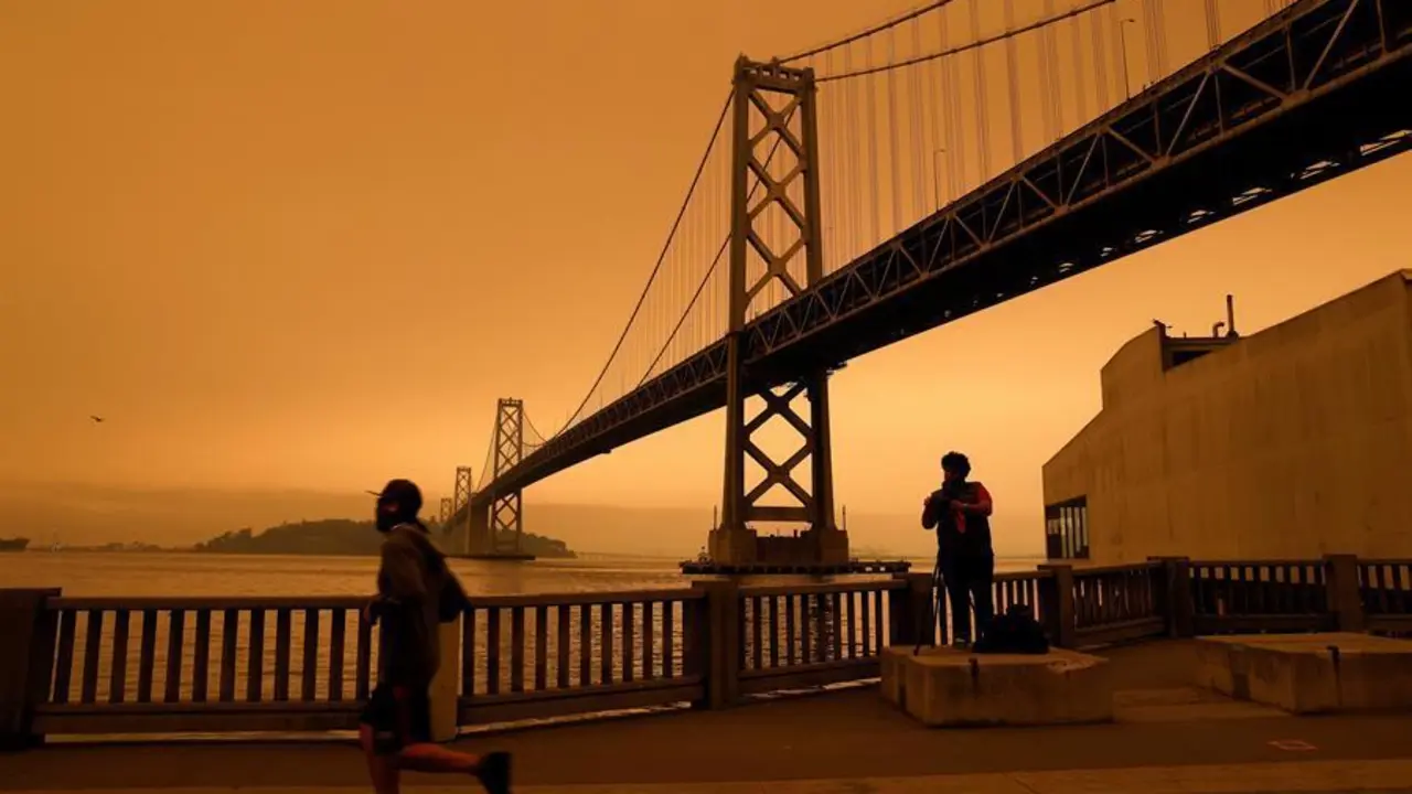 Vista del puente de la bah&iacute;a de San Francisco bajo un cielo nublado naranja por la tarde en San Francisco, California, EE. UU., 09 de septiembre de 2020. EFE / /JOHN G. MABANGLO