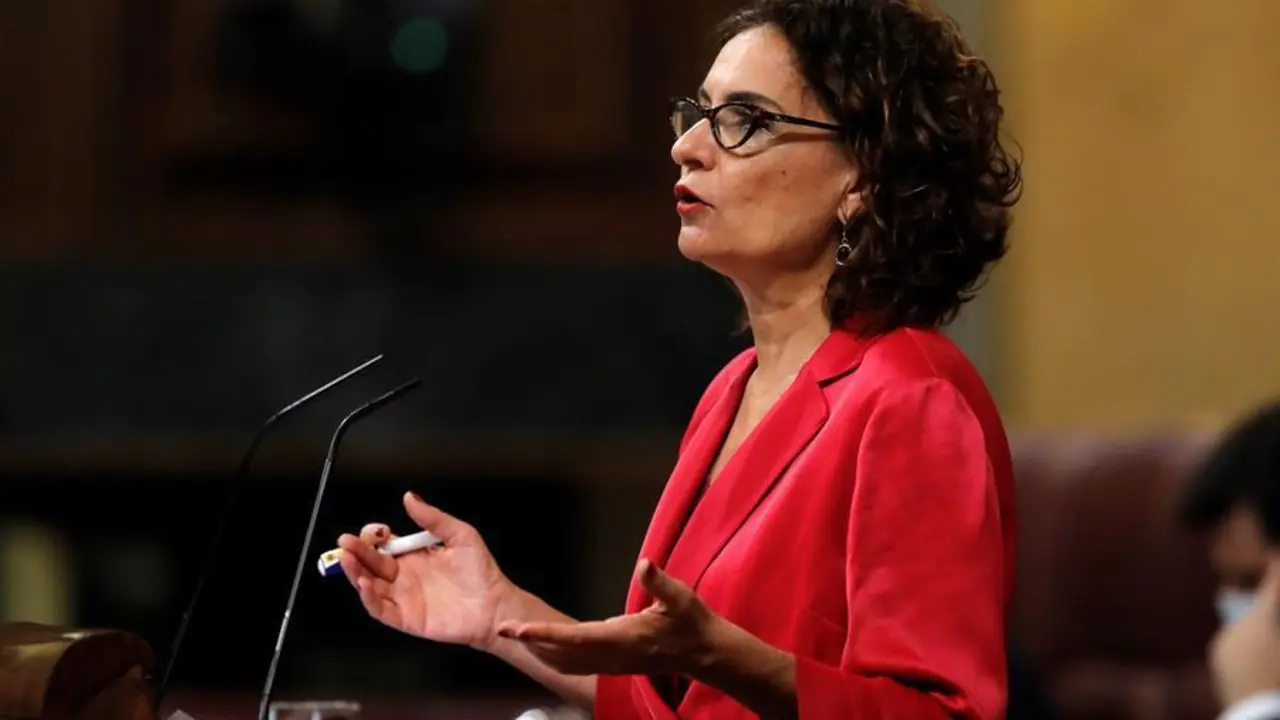 La ministra de Hacienda y portavoz del Gobierno, Mar&iacute;a Jes&uacute;s Montero, durante su intervenci&oacute;n en el pleno del Congreso este jueves. EFE/Juan Carlos Hidalgo