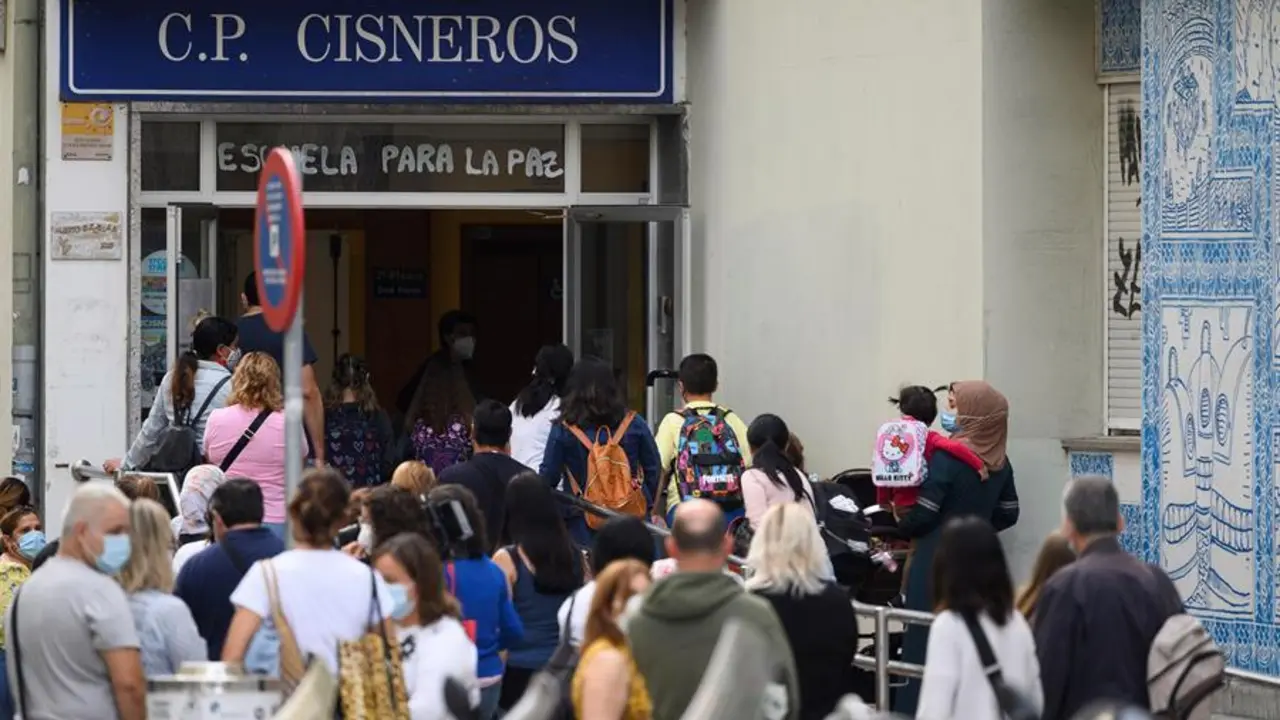 Padres y alumnos a la entrada del Colegio Cumbres, este lunes en Santander./Pedro Puente Hoyos