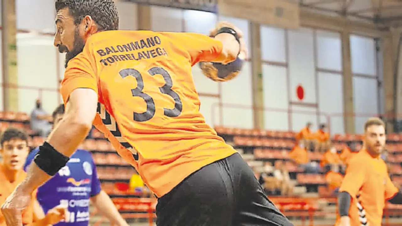 Un jugador del BM Torrelavega se dispone a lanzar a puerta. / alerta