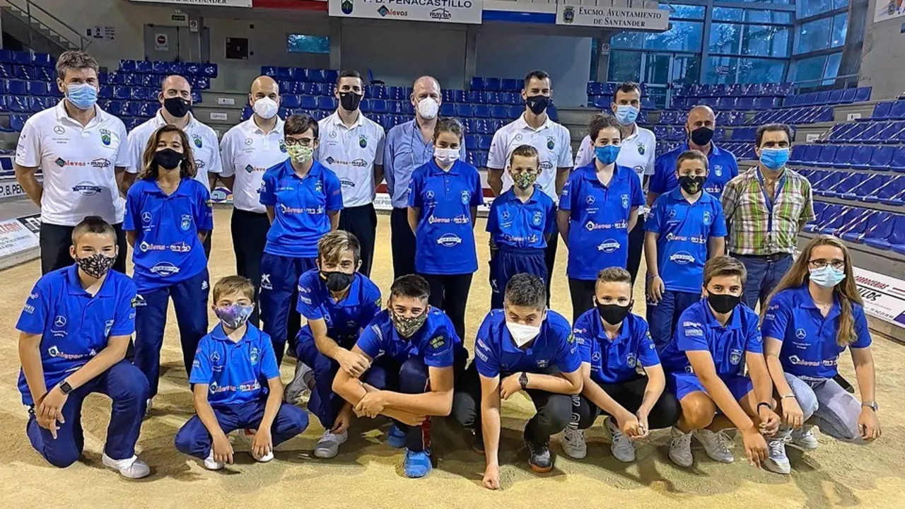 El equipo de Divisi&oacute;n de Honor de Pe&ntilde;acastillo Anievas Mayba realiz&oacute; ayer un homenaje a los infantiles -campeones de Liga- y alevines-benjamines -terceros clasificados- de la Escuela. / alerta