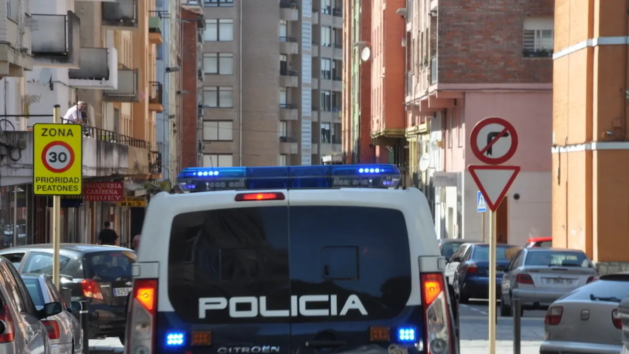 La polic&iacute;a en la Calle Leonardo Torres Quevedo en el Barrio de La Inmobiliaria. / S.D.