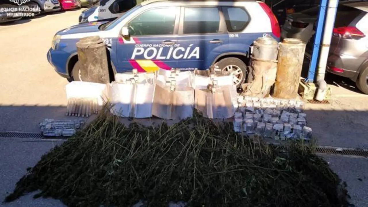 Parte del alijo en el &aacute;tico incendiado. / CNP