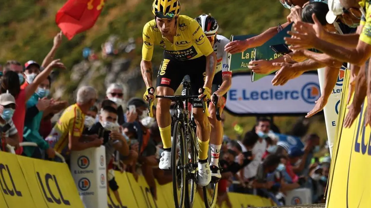El l&iacute;der general, el ciclista esloveno Primoz Roglic del equipo Jumbo-Visma cruza la l&iacute;nea de meta durante la 13a etapa de la 107a edici&oacute;n de la carrera ciclista del Tour de Francia en 191,5 km desde Chatel-Guyon hasta Le Puy Mary Cantal, Francia, 11 de septiembre de 2020 . (Ciclismo, Francia, Eslovenia) EFE / EPA / Anne-Christine Poujoulat / Pool