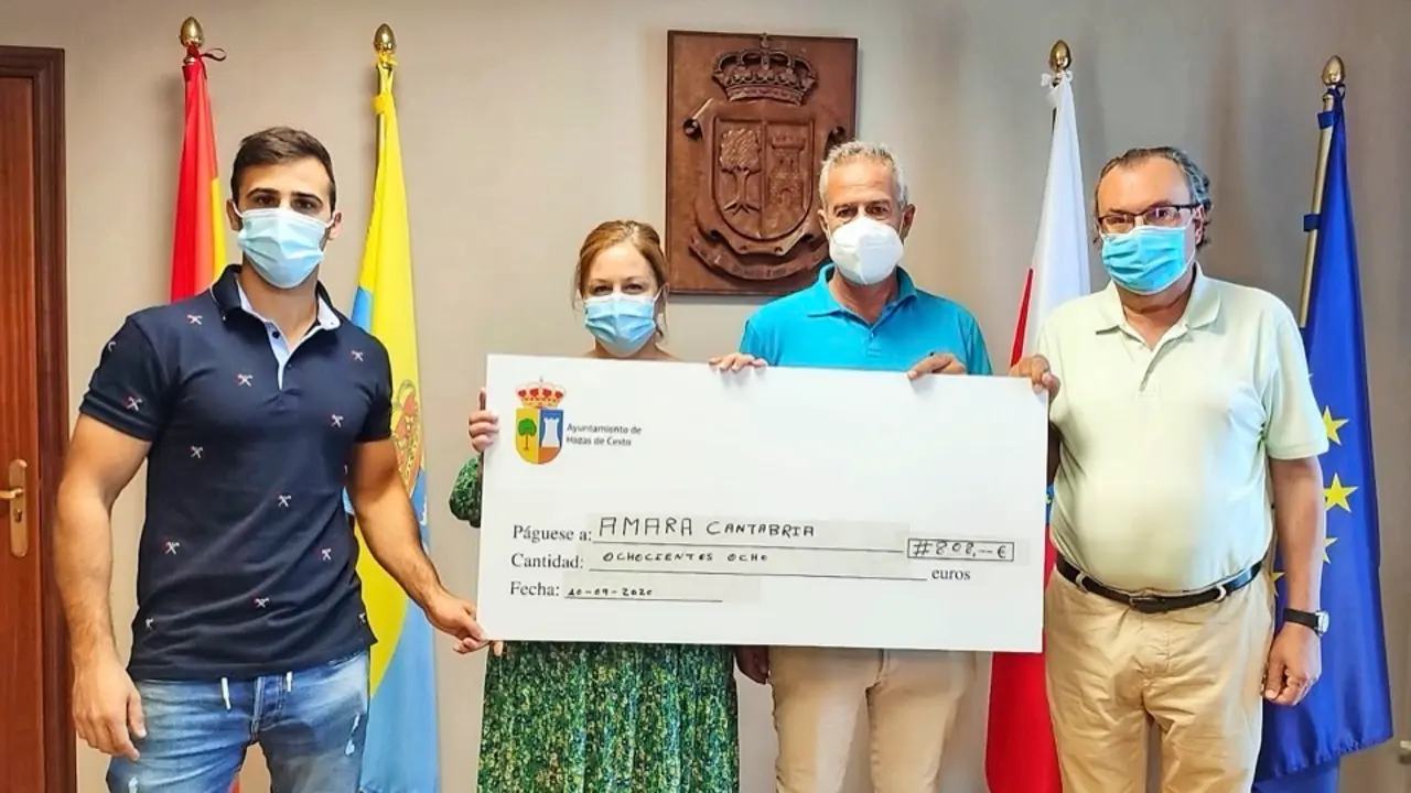 Entrega del cheque en favor de Amara Cantabria. / alerta