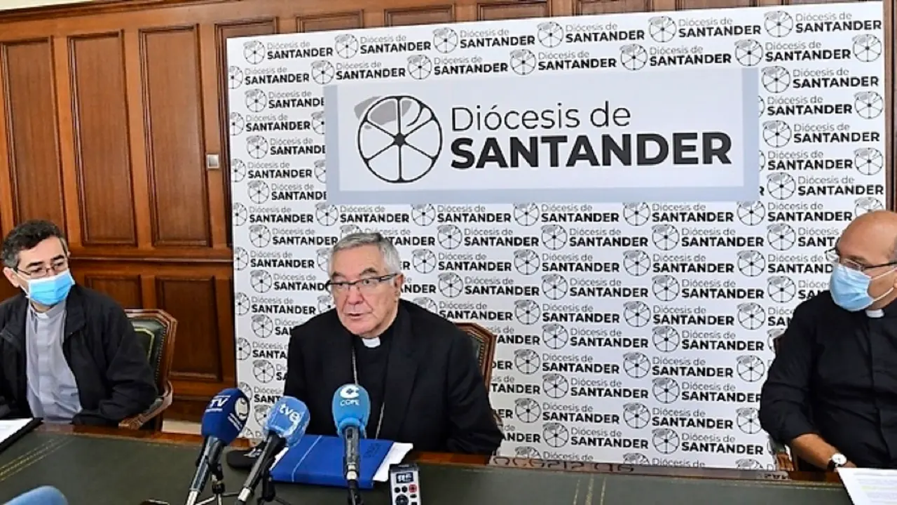 El vicario general, Sergio Llata, el obispo Manuel S&aacute;nchez Monge y el vicario de Pastoral, Ricardo Alvarado. / hardy