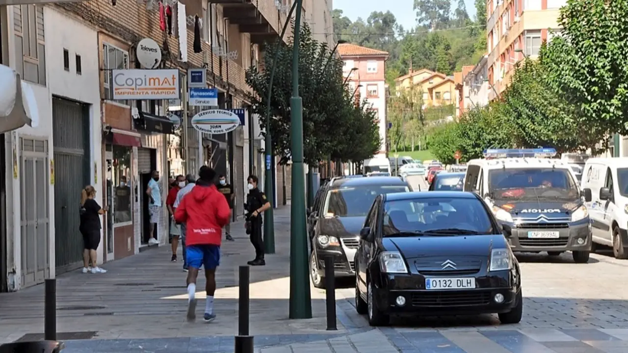 La Polic&iacute;a nacional patrulla las calles de La inmobiliara, en el d&iacute;a en que Sanidad decreta el confinamiento de 6.500 vecinos. / S.D.