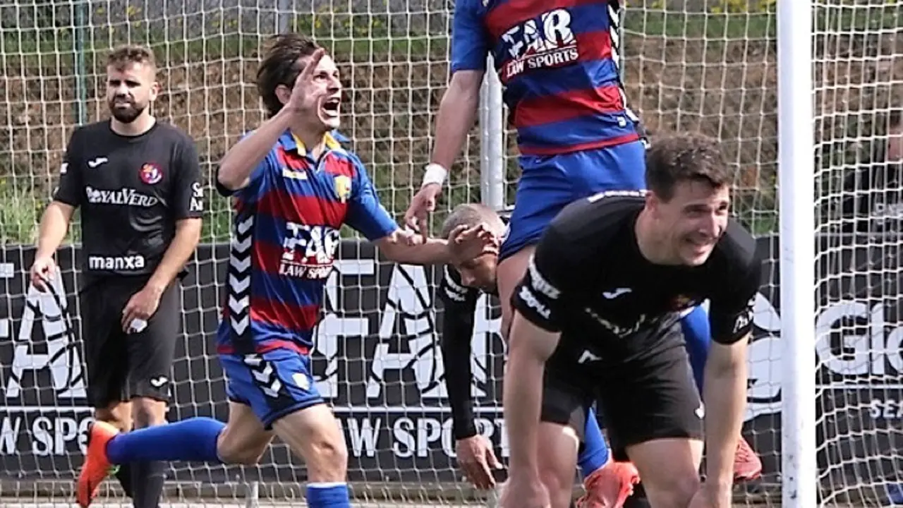 Joan Maynau, celebrando un gol con el Llagostera. / lesportiu de catalunya