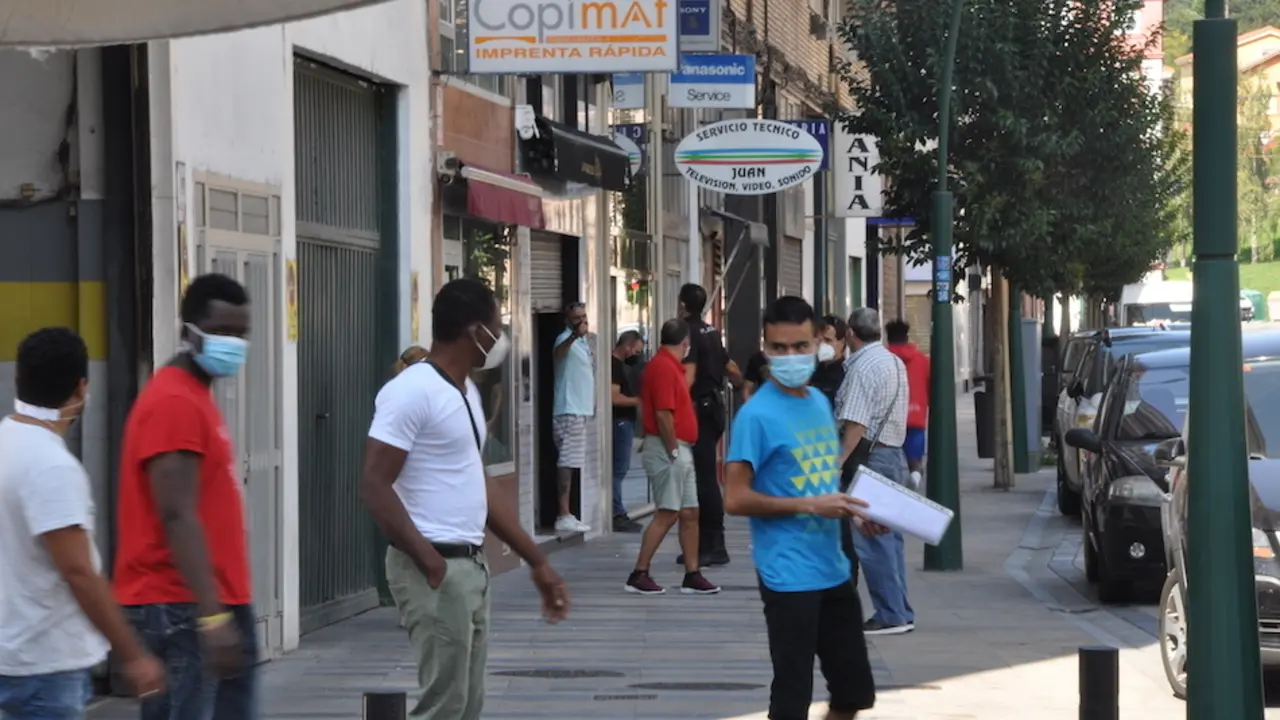 Un polic&iacute;a informa a los comerciantes de las medidas adoptadas por Sanidad. / S.D.