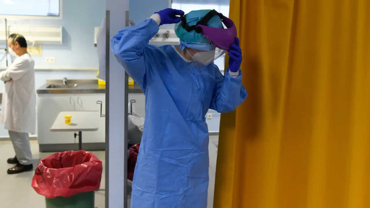 Un sanitario se coloca la m&aacute;scara protectora en la zona UCI del Hospital Marqu&eacute;s de Valdecilla. / ALERTA