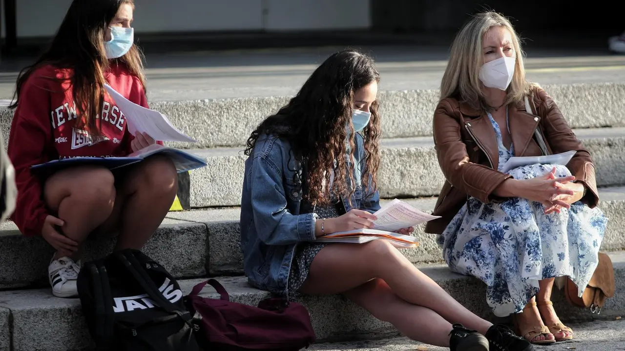 Varios alumnos esperan a comenzar los ex&aacute;menes a las afueras de la Facultad de Derecho de la Universidad Complutense, Ciudad Universitaria, en Madrid (Espa&ntilde;a), a 8 de septiembre de 2020. Entre hoy y el pr&oacute;ximo 10 de septiembre, 1.267 estudiantes se examin
